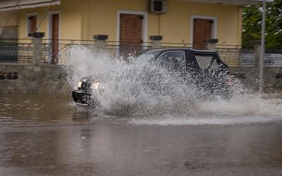 Επιστροφή στον χειμώνα: Πού θα χτυπήσουν βροχές, καταιγίδες και χιόνια σήμερα