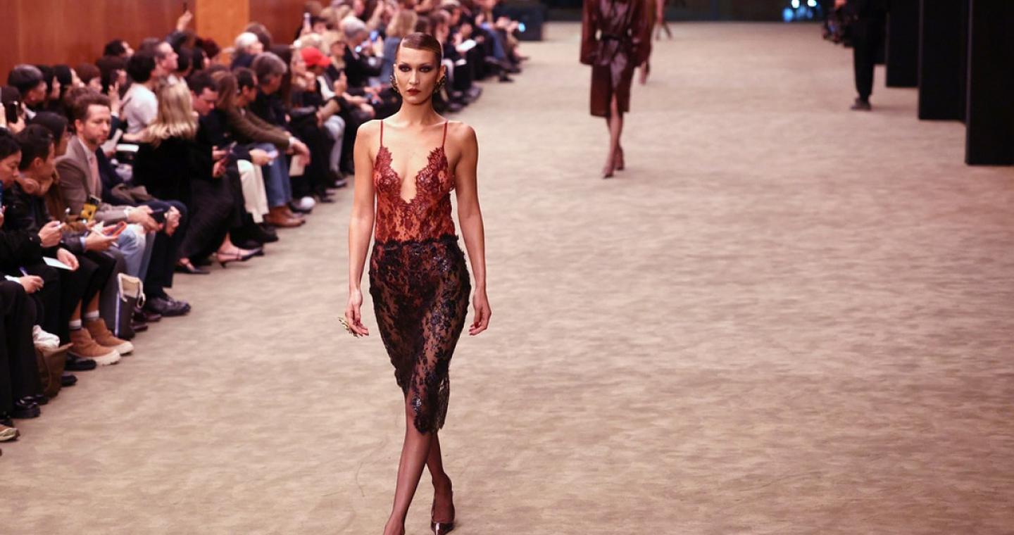 Μπέλα Χαντίντ: Εντυπωσιακή εμφάνιση στην πασαρέλα του Saint Laurent στο Παρίσι