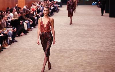 Η Μπέλα Χαντίντ καθήλωσε το Παρίσι στην πιο προσωπική της επιστροφή