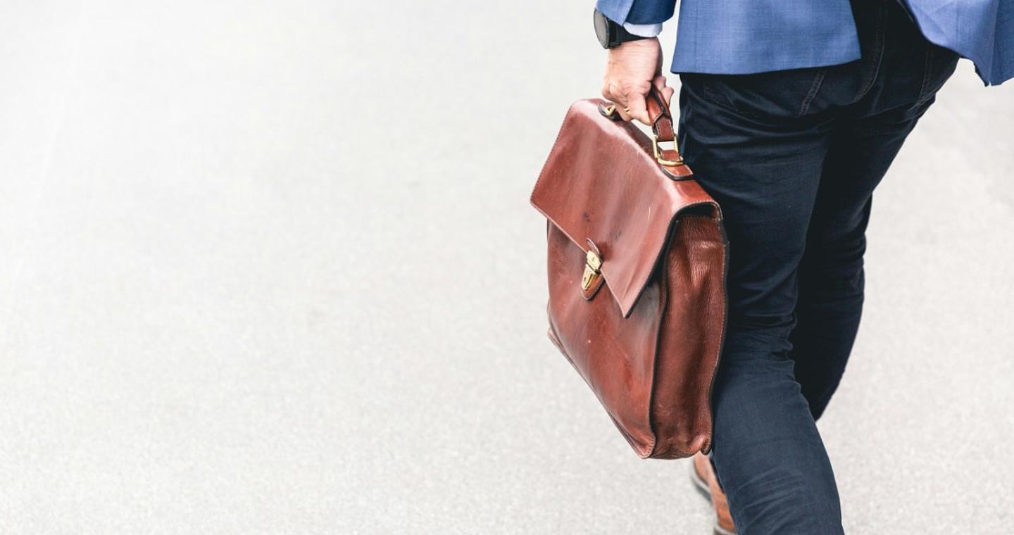 Η ανεργία στην ευρωζώνη πέφτει απροσδόκητα σε ιστορικά χαμηλά επίπεδα