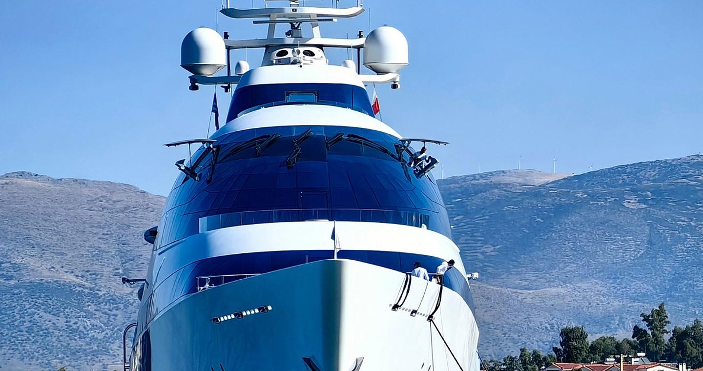Από τα κανόνια στα κρυστάλλινα ποτήρια: Το κοινό μυστικό των θαλαμηγών «Christina Ο» και «Yas»