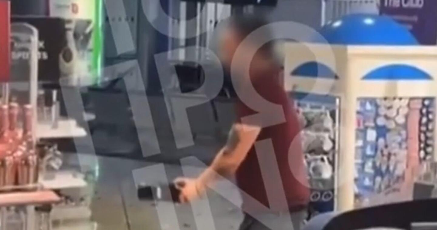 «Ελευθέριος Βενιζέλος»: Άνδρας σε αμόκ πέταξε μπουκάλια σε επιβάτες και διέλυσε κατάστημα Duty Free - Βίντεο ντοκουμέντο