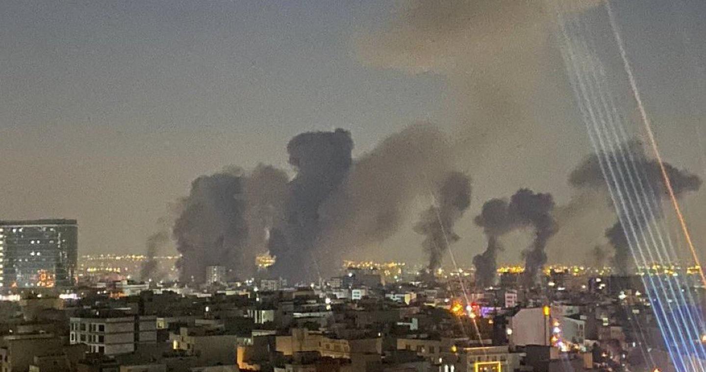 Ιράν: Ολονύχτιο σφυροκόπημα της Τεχεράνης – «Είμαστε έτοιμοι για παρατεταμένο πόλεμο» λένε οι Φρουροί της Επανάστασης