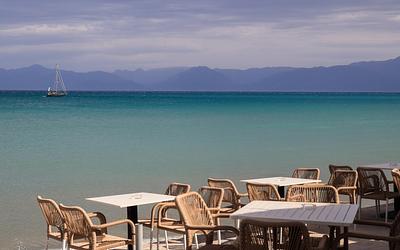 Τουρισμός 2025: Άνοδος στα καταλύματα, βουτιά στην εστίαση – Η Σαντορίνη τιμωρείται