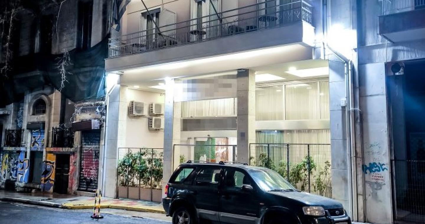 Εξάρχεια: Σήμερα φθάνουν οι γονείς του 15χρονου που έπεσε από μπαλκόνι ξενοδοχείου - Τι ερευνούν οι Αρχές