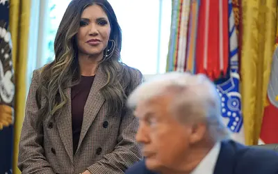 Ραγδαίες εξελίξεις στον Λευκό Οίκο: Ο Τραμπ αντικαθιστά την Κρίστι Νοέμ