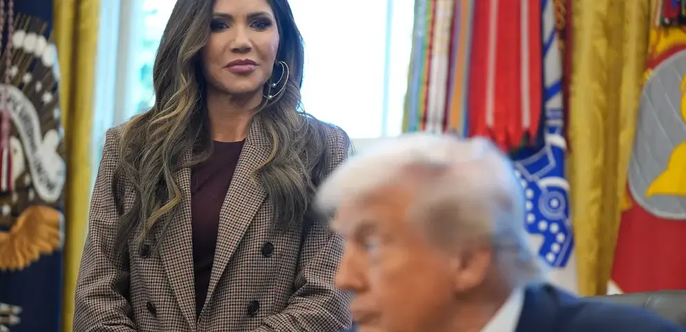 Ραγδαίες εξελίξεις στον Λευκό Οίκο: Ο Τραμπ αντικαθιστά την Κρίστι Νοέμ