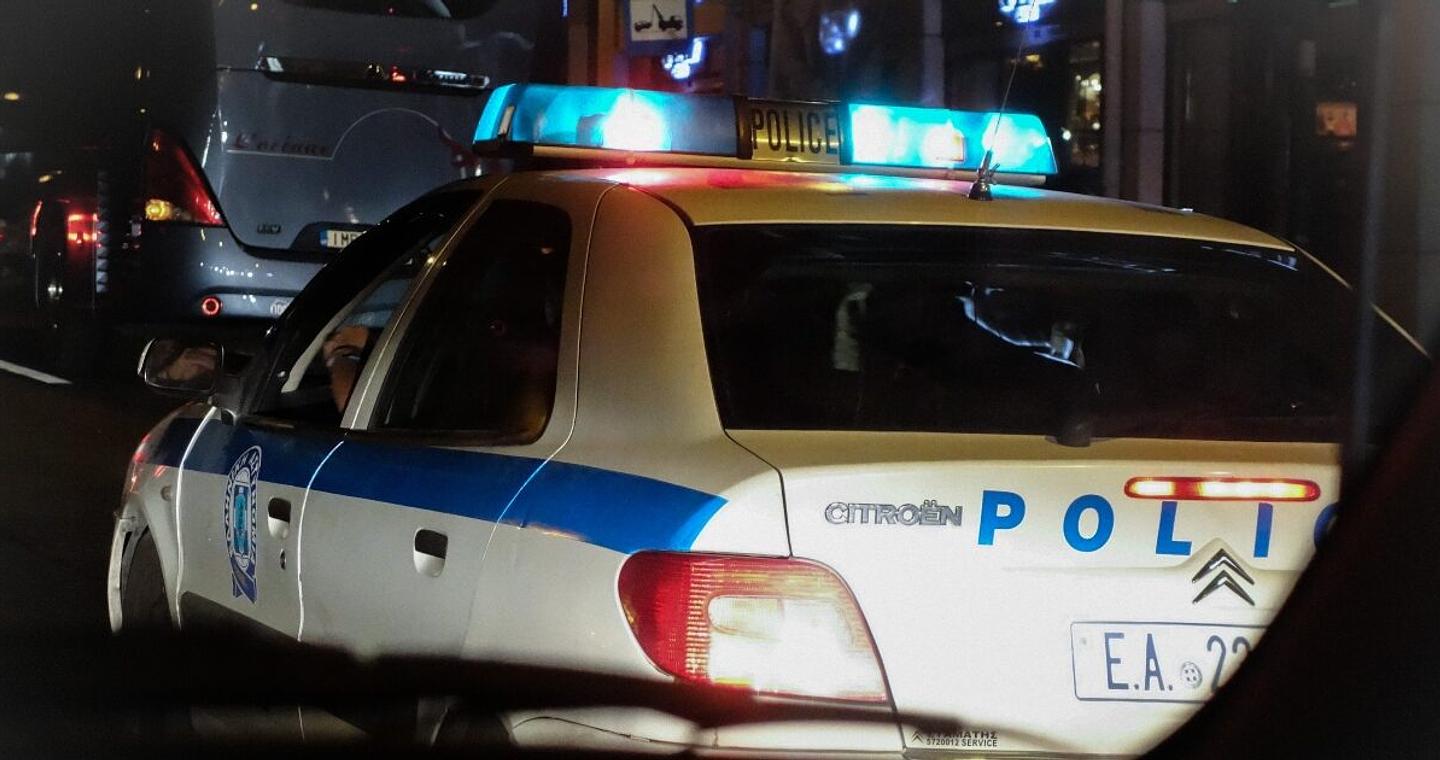 Εξάρχεια: Έκρηξη με γκαζάκια σε είσοδο πολυκατοικίας - Προκλήθηκαν μικρές φθορές