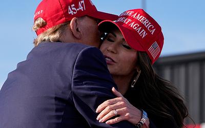 Το παρασκήνιο της απόλυσης Νόεμ: Η ερώτηση που εξόργισε τον Τραμπ