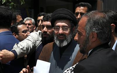 Ο «Σκιώδης Πρίγκιπας» στο τιμόνι του Ιράν: Ποιος είναι ο Μοτζτάμπα Χαμενεΐ