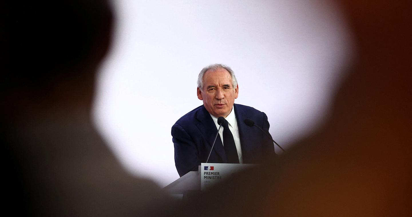 Γαλλία: Σε τροχιά κατάρρευσης η κυβέρνηση, σε θέση μάχης η αντιπολίτευση