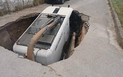 Συναγερμός στα Ιωάννινα: Η άσφαλτος υποχώρησε και κατάπιε όχημα μπροστά σε σχολεία