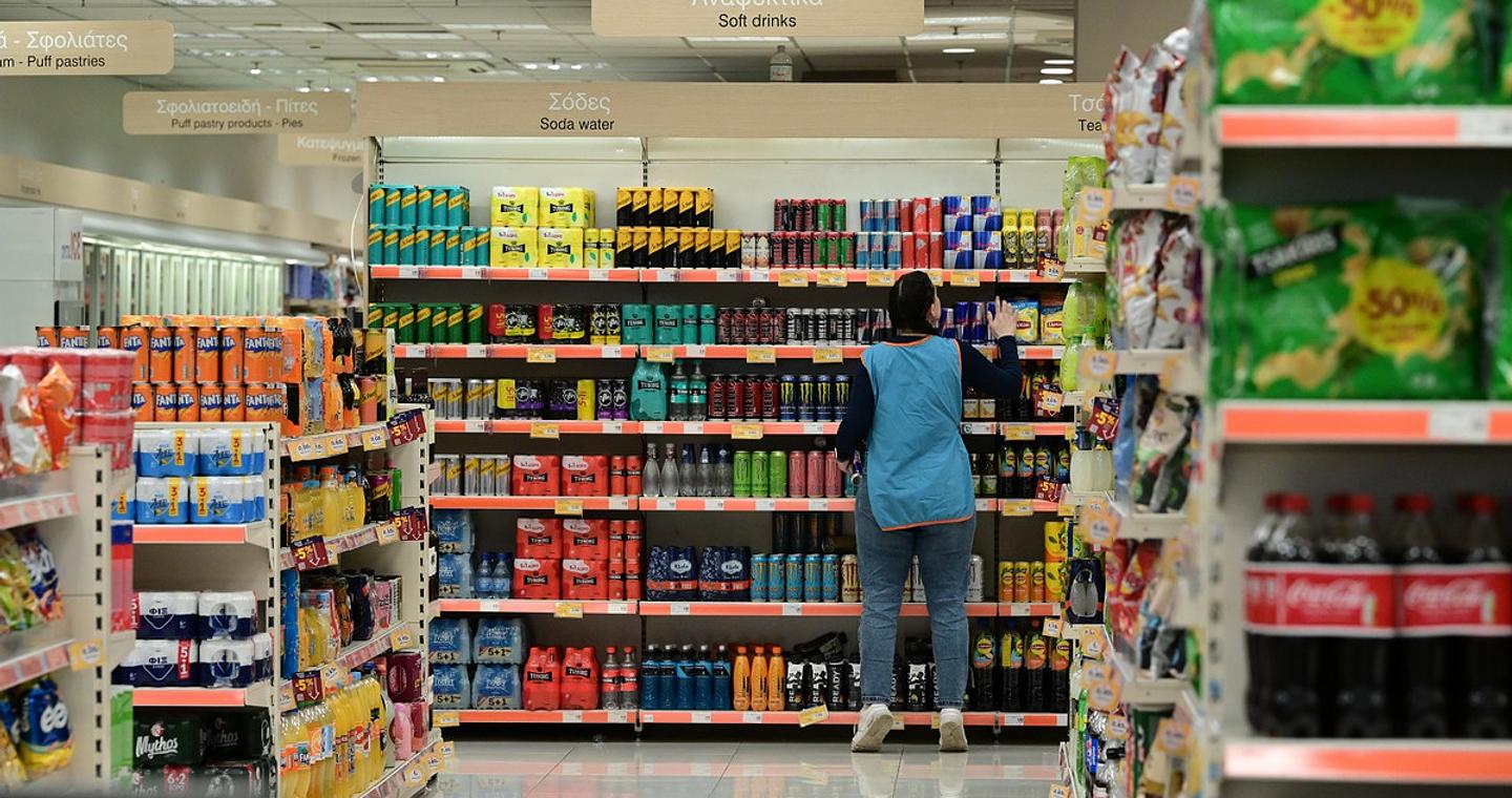 Τρόφιμα και υπηρεσίες κρατούν ψηλά τον πληθωρισμό, ανησυχία για την ενέργεια