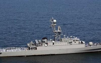 Θρίλερ στον Ινδικό: Ιρανική φρεγάτα βυθίζεται μετά από επίθεση με δεκάδες αγνοούμενους