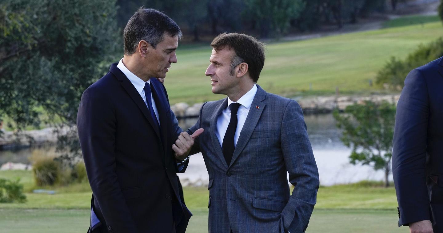 Ο Μακρόν στηρίζει Σάντσεθ στη «διαμάχη» με τον Τραμπ