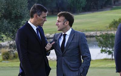 Μέτωπο Μακρόν και Σάντσεθ κατά Τραμπ για τις επιθέσεις στο Ιράν