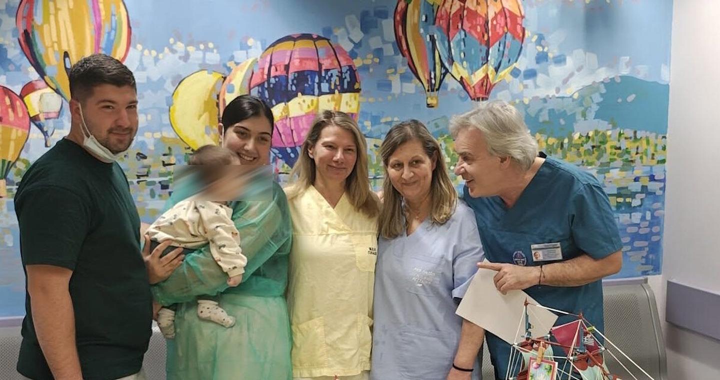 Ζάκυνθος: Βγήκε από τη ΜΕΘ το βρέφος που νοσηλευόταν με μηνιγγίτιδα, φωτογραφία με χαμόγελα