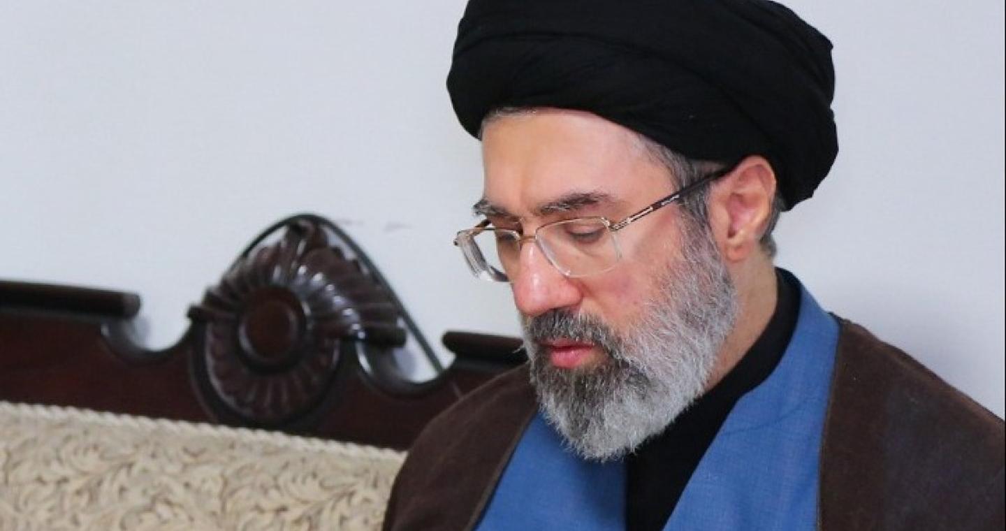 Μοτζτάμπα Χαμενεΐ: Ο ηγέτης του Ιράν που μπήκε στο στόχαστρο ΗΠΑ και Ισραήλ πριν ακόμα επιλεγεί