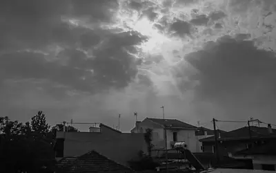 Ο καιρός τη Δευτέρα: Πού επιμένει το κρύο και πού έρχονται 20άρια