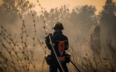 Κερατέα: Μάχη με τις φλόγες – Εκκένωση προς Λαύριο, μήνυμα από το 112