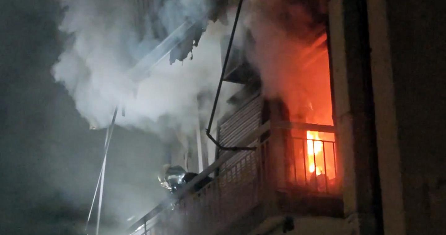 Νέες εικόνες από τη φωτιά στον Ταύρο: Χωρίς τις αισθήσεις του ανασύρθηκε ένας άνδρας – Καταστράφηκε το διαμέρισμα