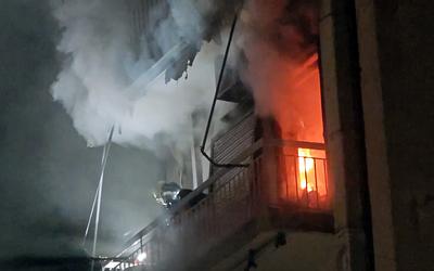 Εφιάλτης τα ξημερώματα στον Ταύρο: Όσα συνέβησαν στη φλεγόμενη πολυκατοικία