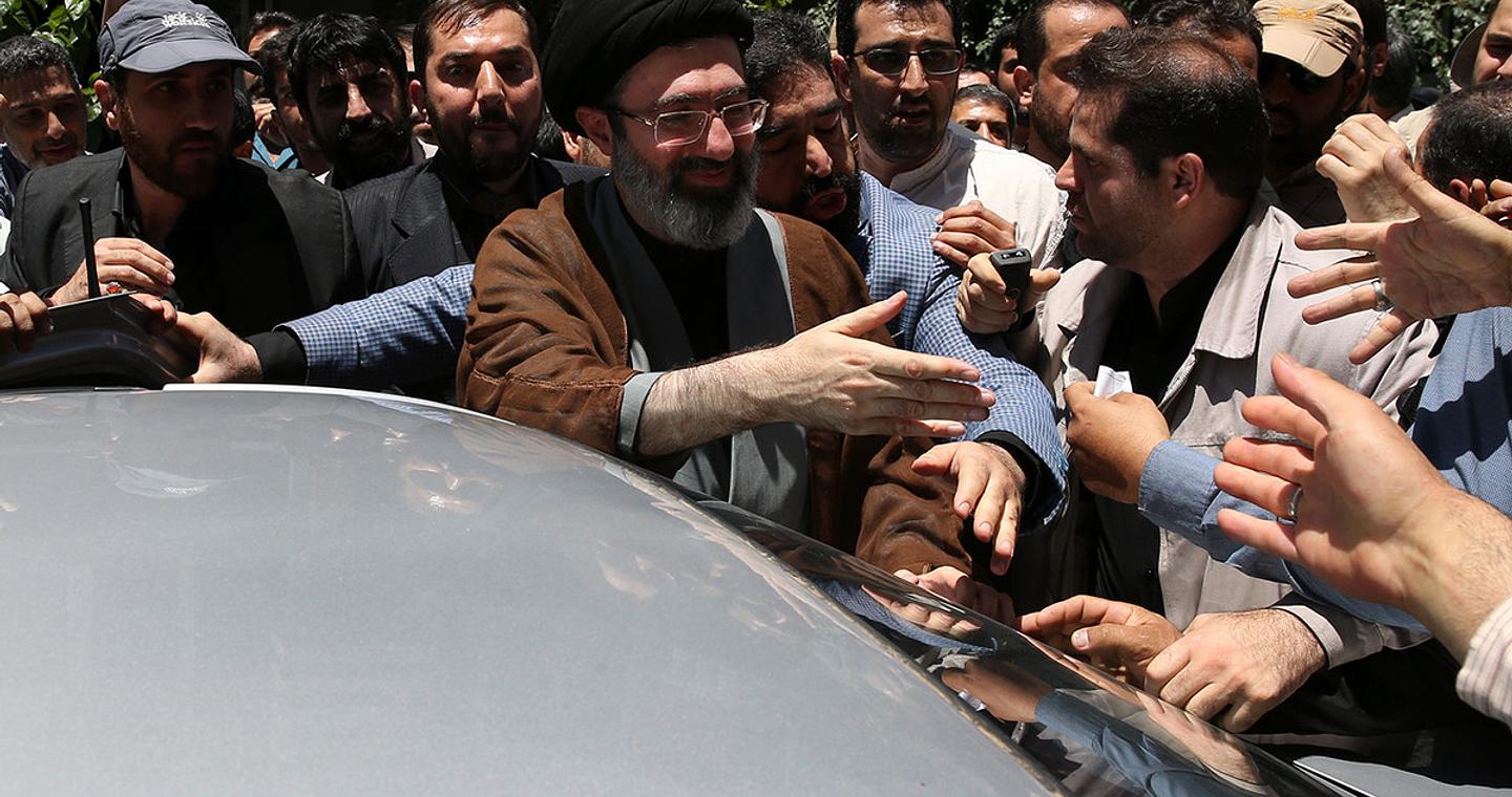 Ο μυστηριώδης Μοτζταμπά Χαμενεΐ: Γιατί ο πατέρας του δεν ήθελε να τον διαδεχθεί – Τα κέντρα εξουσίας που συσπειρώθηκαν για την εκλογή του