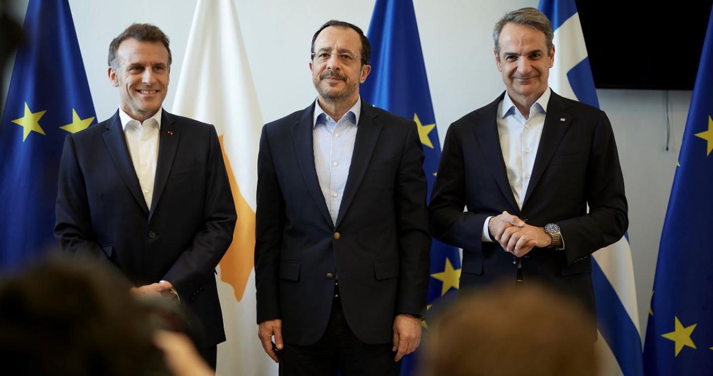 Στην Κύπρο Μητσοτάκης και Μακρόν, τους υποδέχτηκε ο Χριστοδουλίδης - Ολοκληρώθηκε η τριμερής Ελλάδας-Γαλλίας-Κύπρου