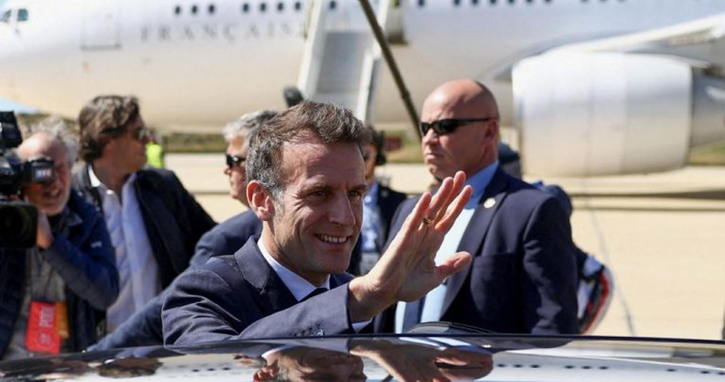 Στη Σούδα ο Μακρόν – Συνάντηση με Δένδια και επίσκεψη στο αεροπλανοφόρο «Σαρλ ντε Γκoλ»