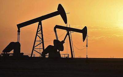 Πετρέλαιο: Η μεγάλη βουτιά των τιμών και το «σχεδόν τελειωμένο» του Τραμπ