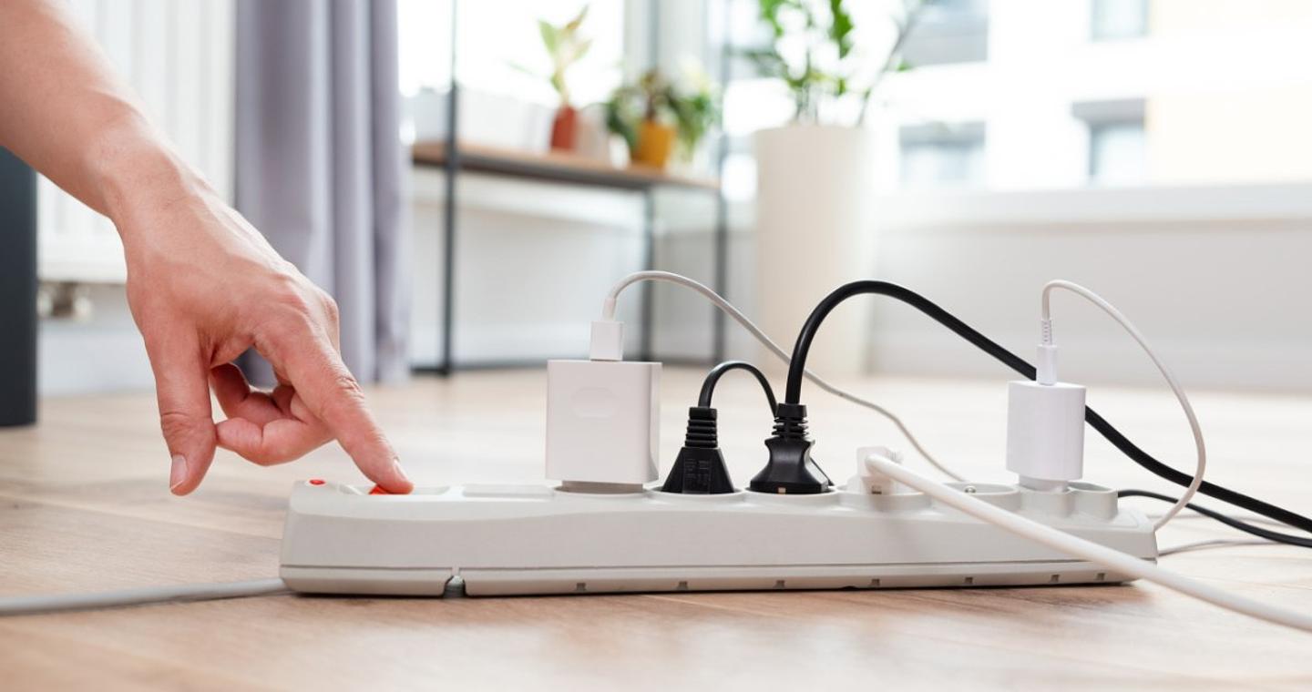 Πόσο μας κοστίζει ένας φορτιστής που μένει στην πρίζα – Γιατί δεν πρέπει να τον αφήνουμε