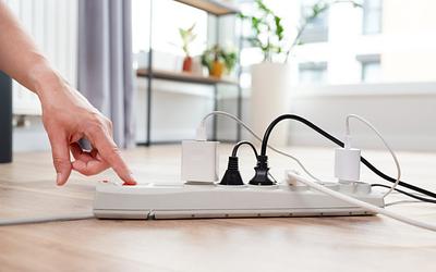 Φορτιστής στην πρίζα χωρίς συσκευή: Οι κίνδυνοι που αγνοούν οι περισσότεροι