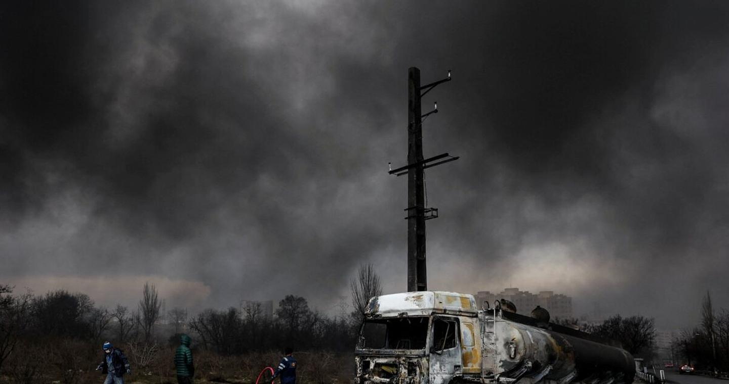 Συναγερμός για τη μαύρη «όξινη βροχή» που έπεσε στην Τεχεράνη μετά τους βομβαρδισμούς στις πετρελαϊκές εγκαταστάσεις - Τι είναι και τι περιέχει