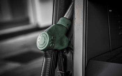 Αποκαλύπτεται το "καπέλο" στα καύσιμα: Πόσα παραπάνω πληρώνουμε για ένα γέμισμα