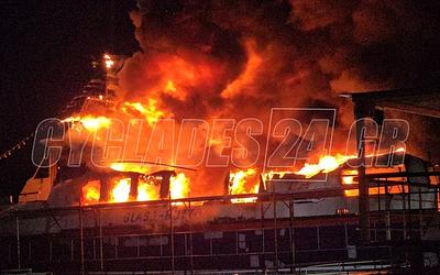 Πύρινη κόλαση τα ξημερώματα στη Σύρο: Σκάφη έγιναν στάχτη στο λιμάνι