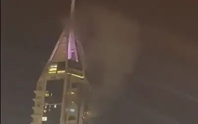 Συναγερμός στο Ντουμπάι: Νεκρός οδηγός από θραύσματα drone σε ουρανοξύστη