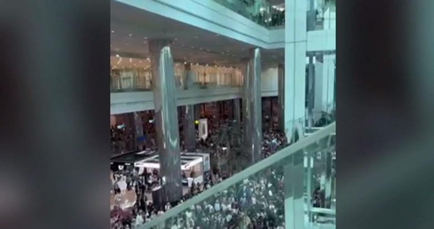 Χάος στο αεροδρόμιο του Ντουμπάι από χιλιάδες εγκλωβισμένους μετά την αναστολή πτήσεων - Δείτε βίντεο