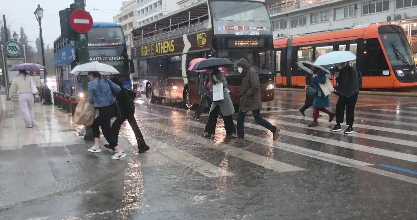 Καιρός σήμερα: Στα δύο η χώρα με ήλιο και βροχές, η θερμοκρασία έως τους 19 βαθμούς, 7 μποφόρ στο Αιγαίο