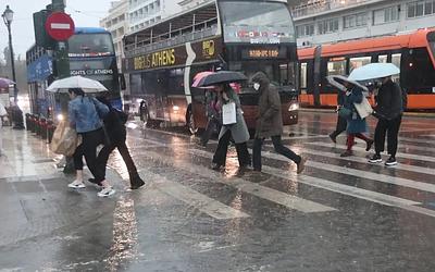Ο καιρός σε δύο ταμπλό την Κυριακή: Βροχές, ήλιος και 7 μποφόρ
