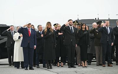 Ο Τραμπ στην υποδοχή των έξι πρώτων πεσόντων του πολέμου με το Ιράν