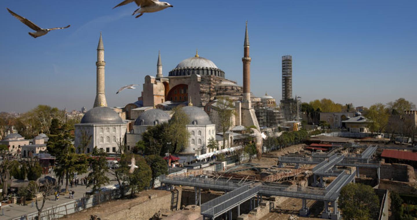 Απόπειρα εμπρησμού στην Αγία Σοφία – Η στιγμή που άνδρας βάζει φωτιά σε χαλί (Βίντεο)