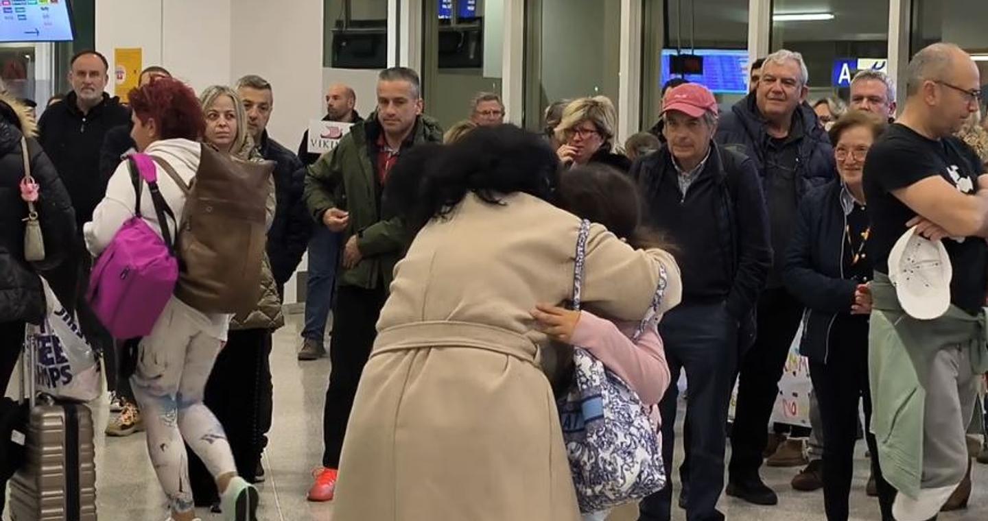 Συγκινητικές στιγμές τα μεσάνυχτα στο «Ελ. Βενιζέλος» – Επαναπατρίστηκαν 450 Έλληνες από το Ντουμπάι