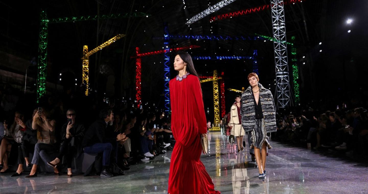 «Φορέματα που σέρνονται, φορέματα που πετούν» – Η νέα συλλογή της Chanel και το φαινόμενο της πεταλούδας