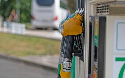 Στα ύψη η βενζίνη: Το ευρωπαϊκό «αλαλούμ» και τα μέτρα που ανατρέπουν τα δεδομένα