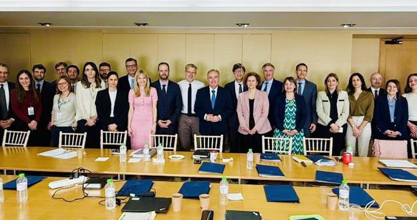 Ο Άκης Σκέρτσος παρουσιάζει τα 26 άτομα που εργάζονται σε Αθήνα και Βρυξέλλες για το Ταμείο Ανάκαμψης