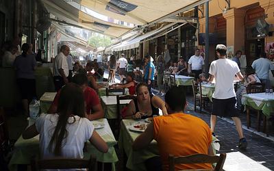 Τουρίστες μαγειρεύουν: Κάμψη στην εστίαση, άνοδος στα σούπερ μάρκετ!