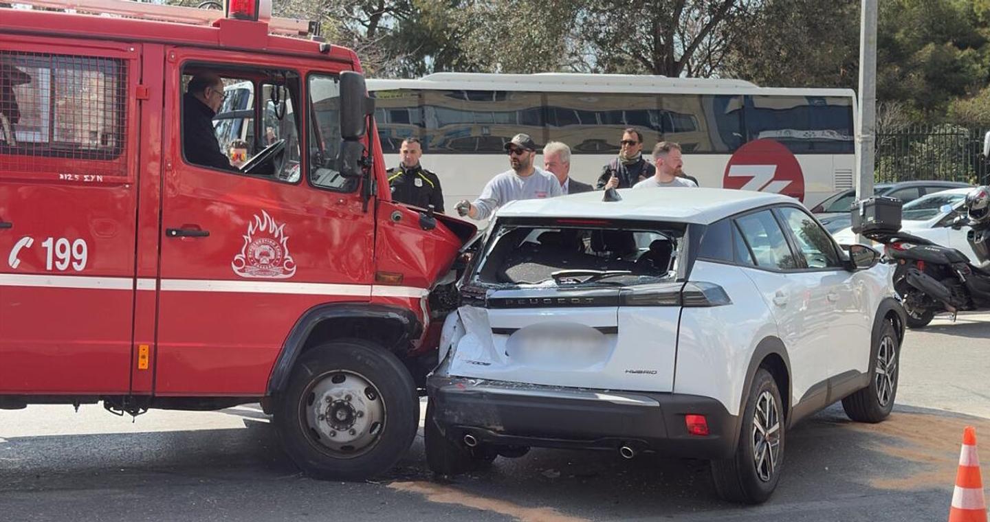 Καραμπόλα 4 αυτοκινήτων με πυροσβεστικό όχημα στην Αθηνών - Ένας τραυματίας, δείτε βίντεο