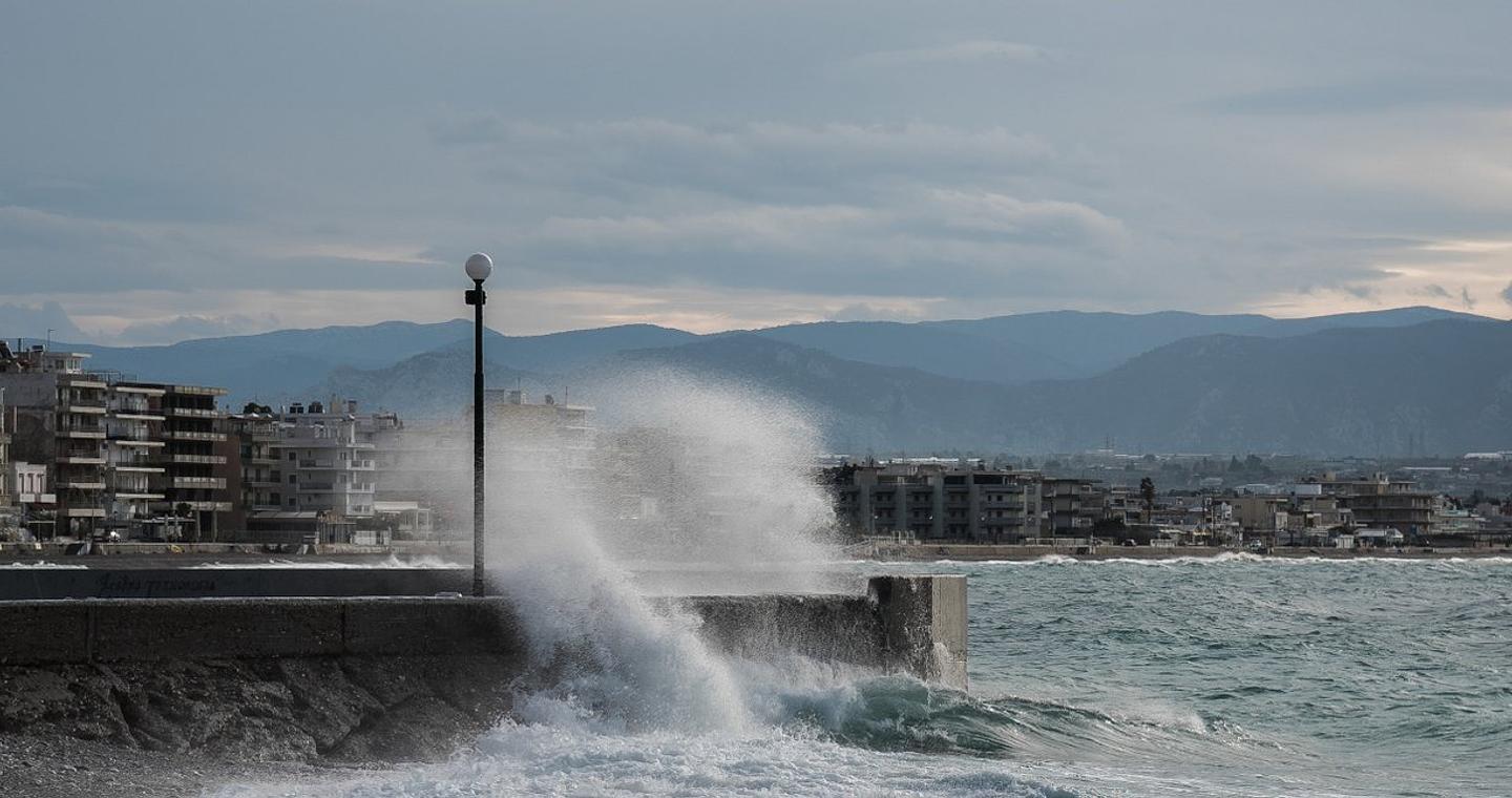 Καιρός: Στους 35 βαθμούς η θερμοκρασία σήμερα με θυελλώδεις ανέμους -Πορτοκαλί συναγερμός για φωτιά σε 4 περιφέρειες