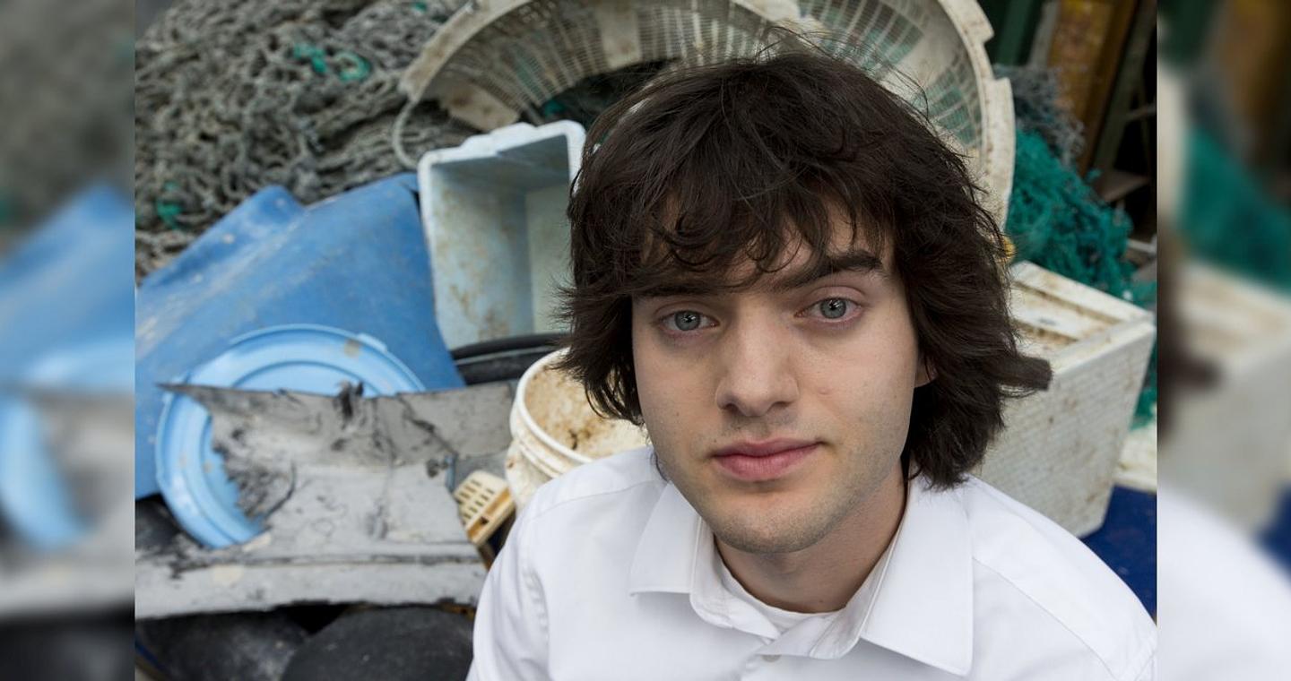 Στα 16 του χρόνια δημιούργησε εφεύρεση που αφαίρεσε από τον ωκεανό πλαστικά, ίσα με το βάρος του Πύργου του Άιφελ