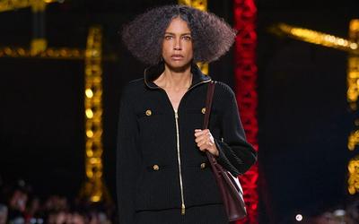 Αποκαλύπτεται το φαινόμενο Stephanie Cavalli: Η 50άρα που μάγεψε τη Chanel